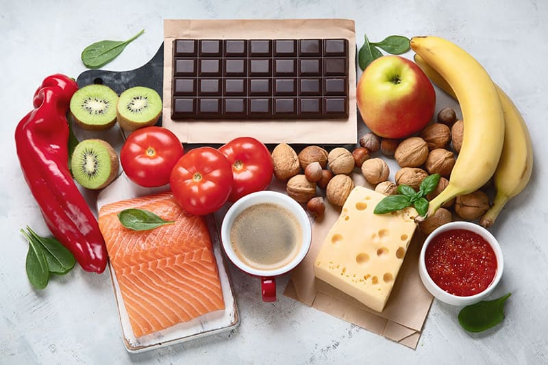 Bổ sung các thực phẩm như cá béo, cá mọng có thể giúp cải thiện giấc ngủ