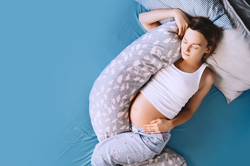 Gối ngủ cho bà bầu có thể hỗ trợ tư thế nằm thoải mái hơn