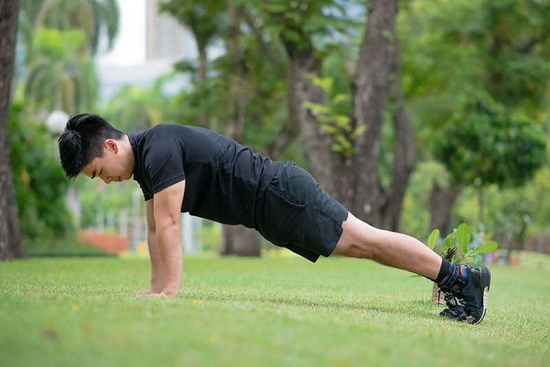 Khi hít đất cần giữ thẳng lưng và siết cơ bụng