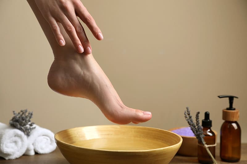 Khi mát xa dễ ngủ có thể kết hợp tinh dầu dễ ngủ