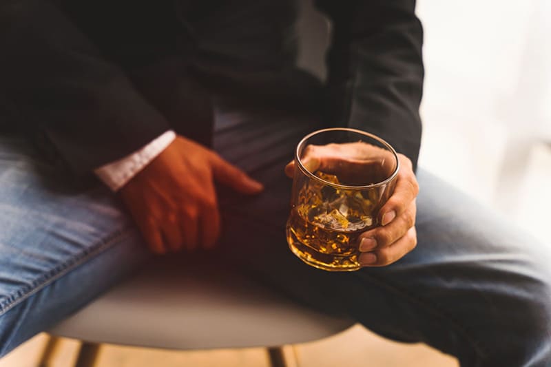 Lạm dụng rượu bia có nguy cơ gây yếu sinh lý