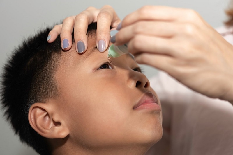 Lưu ý sử dụng thuốc nhỏ mắt của Nhật dành cho trẻ em