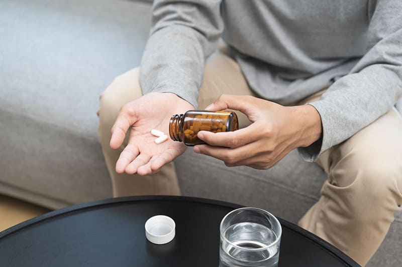 nam giới cần lưu ý uống thuốc đúng loại và đúng liều lượng