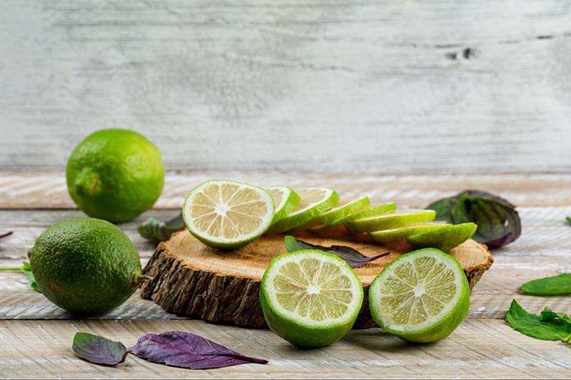 nấu nước lá tía tô cùng chanh hỗ trợ trị nám hiệu quả