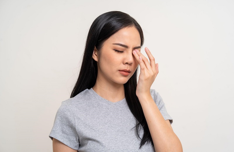 Thị lực bị suy giảm nên thăm khám bác sĩ