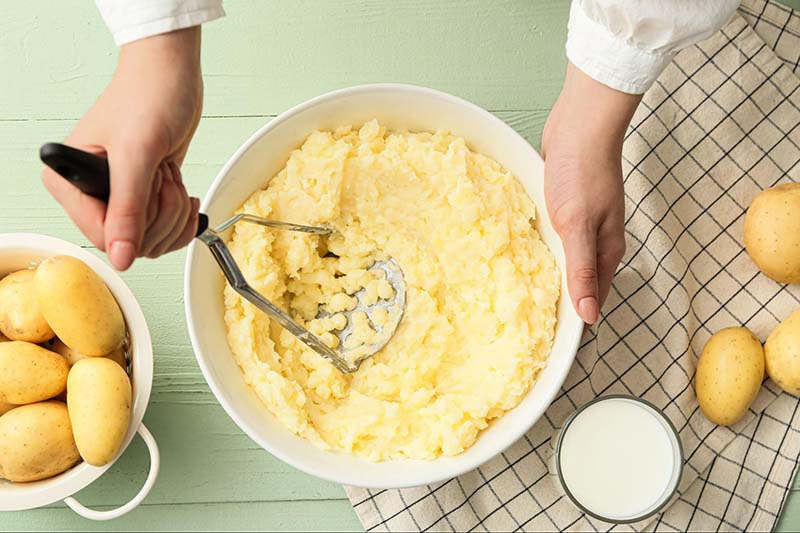 dùng khoai tây và sữa tươi trị nám sau sinh