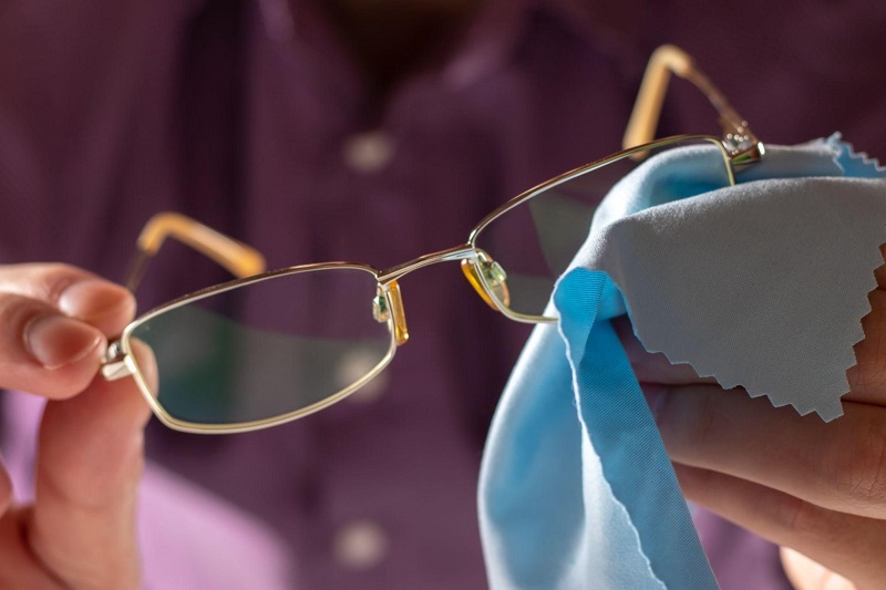 Lau kính bằng khăn và nước lau chuyên dụng