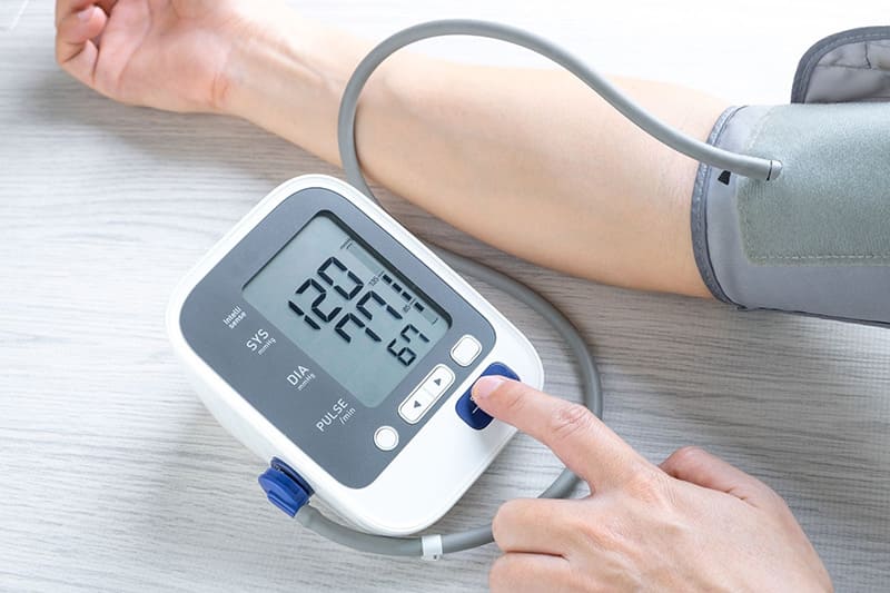massage đầu dễ ngủ cũng có tác dụng làm giảm huyết áp