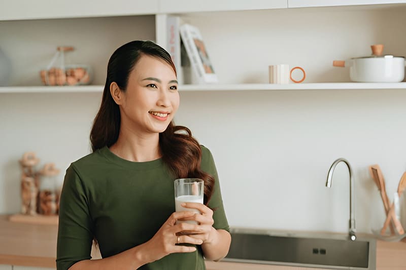 mỗi ngày có thể uống một ly sữa vào buổi sáng