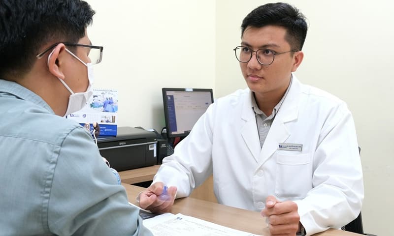nam giới cần thăm khám với bác sĩ