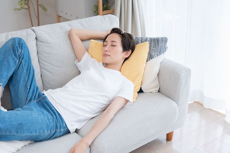ngủ trên ghế sofa, ghế bành giúp kiểm soát thời gian ngủ trưa tốt hơn