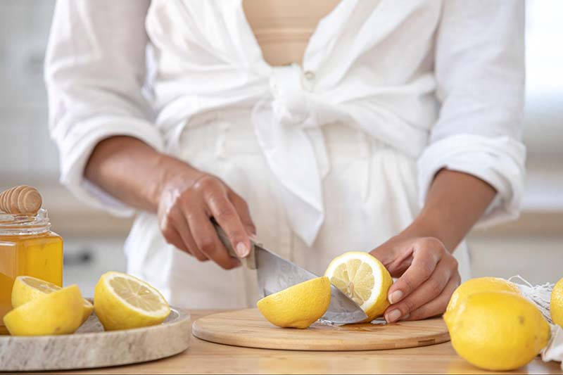 sử dụng chanh và mật ong chữa nám sau sinh