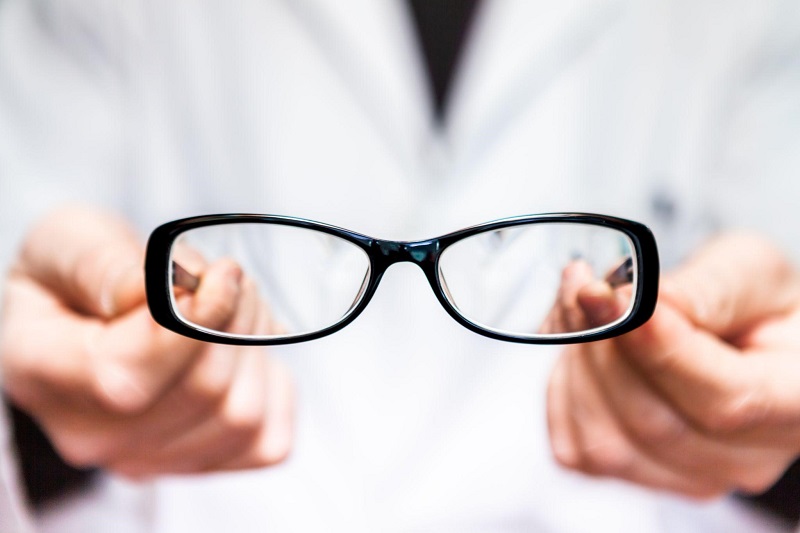 Sử dụng kính cận hoặc kính áp tròng