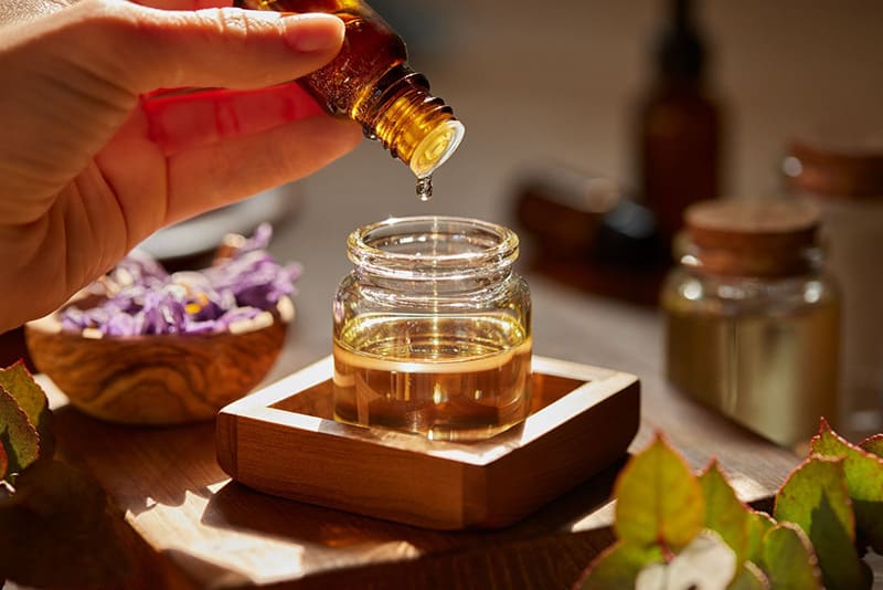 sử dụng thêm tinh dầu dễ ngủ trong quá trình massage