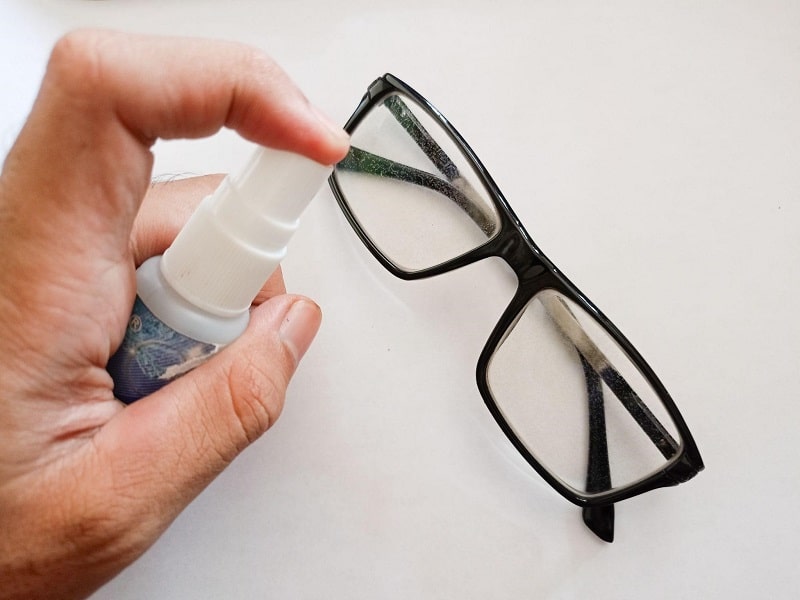 Vệ sinh mắt kính ngâm trong nước ấm