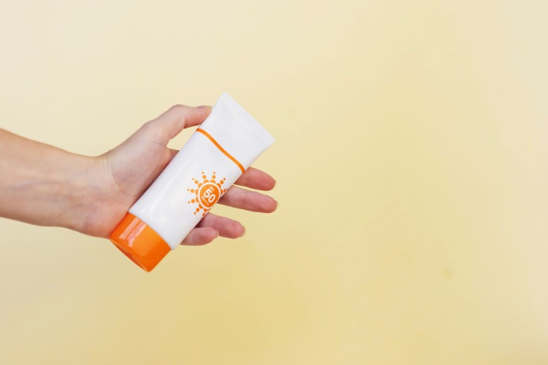 bôi kem chống nắng ngừa nám cho nam giới