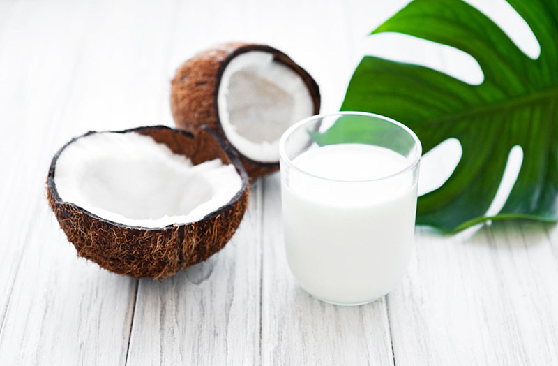 cách làm trắng da tay bằng sữa tươi và dầu dừa