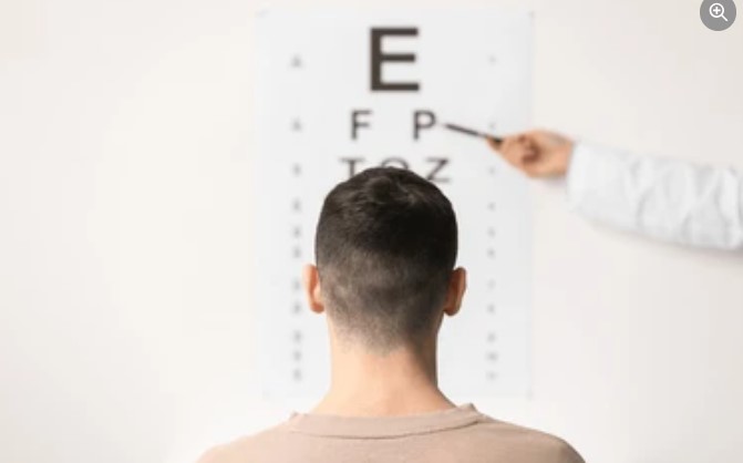 Dùng máy khúc xạ tự động để đo