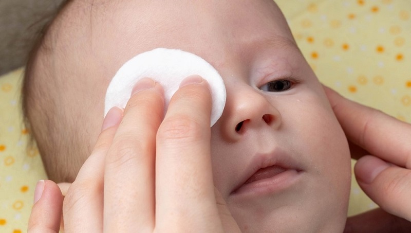 Hướng dẫn dùng thuốc nhỏ mắt cho trẻ em dưới 1 tuổi
