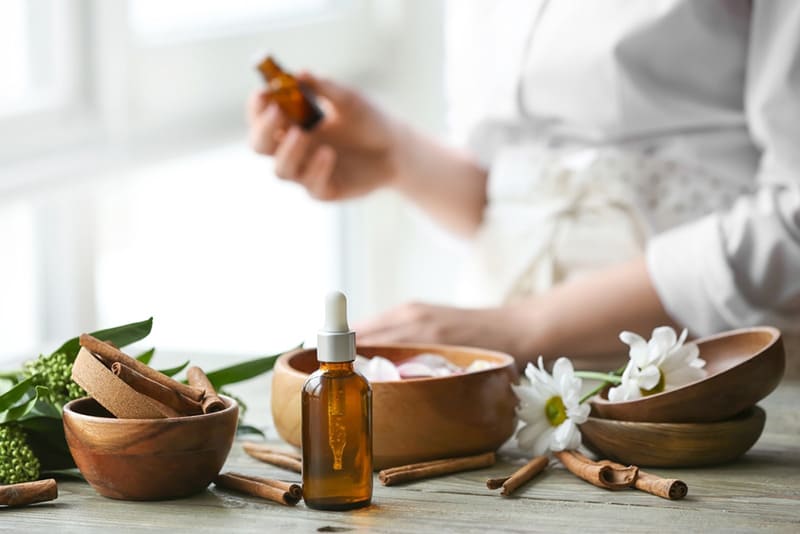 khi uống trà sen mất ngủ có thể sử dụng tinh dầu để cải thiện