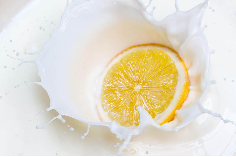 làm trắng da tay bằng sữa tươi không đường và chanh
