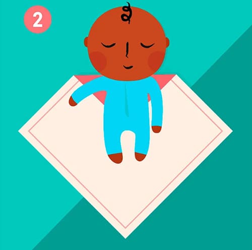 quấn khăn giúp trẻ sơ sinh dễ ngủ bước 2