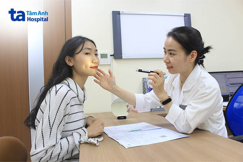 thăm khám chẩn đoán tình trạng da