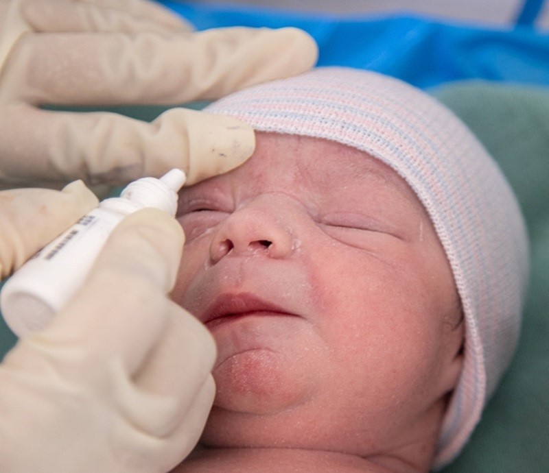 Tiêu chí lựa chọn thuốc nhỏ mắt trẻ sơ sinh