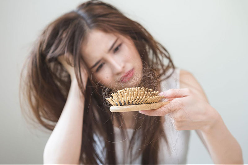 tóc rụng nhiều khi chải đầu