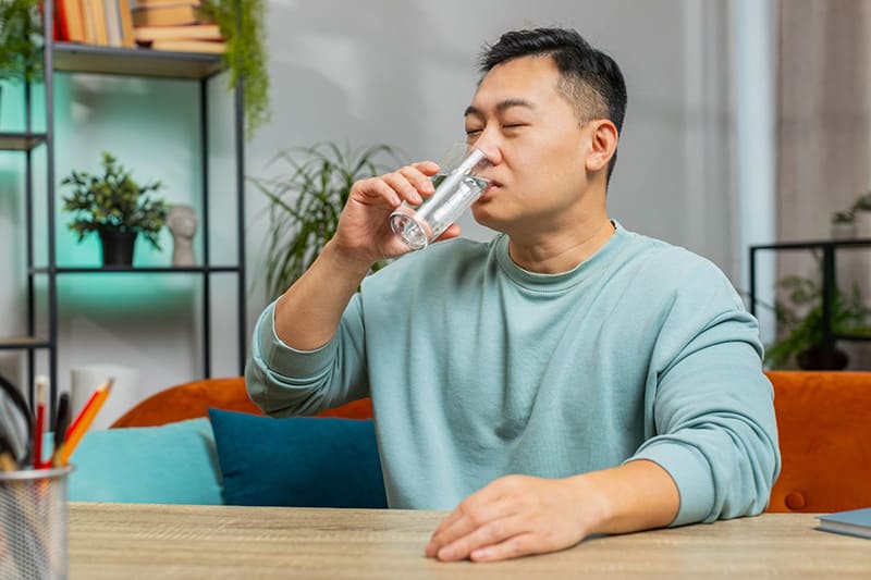 uống đủ 2 lít nước mỗi ngày cải thiện sức khỏe sinh lý