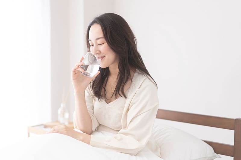 uống nước ấm sau khi ăn hỗ trợ cải thiện trào ngược dạ dày gây mất ngủ