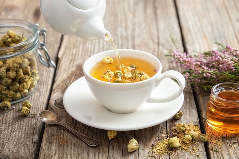 uống trà hoa cúc không gây mất ngủ