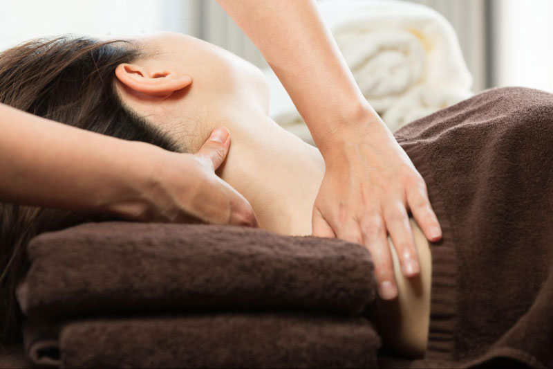 Xoa bóp massage giảm đau vùng cổ