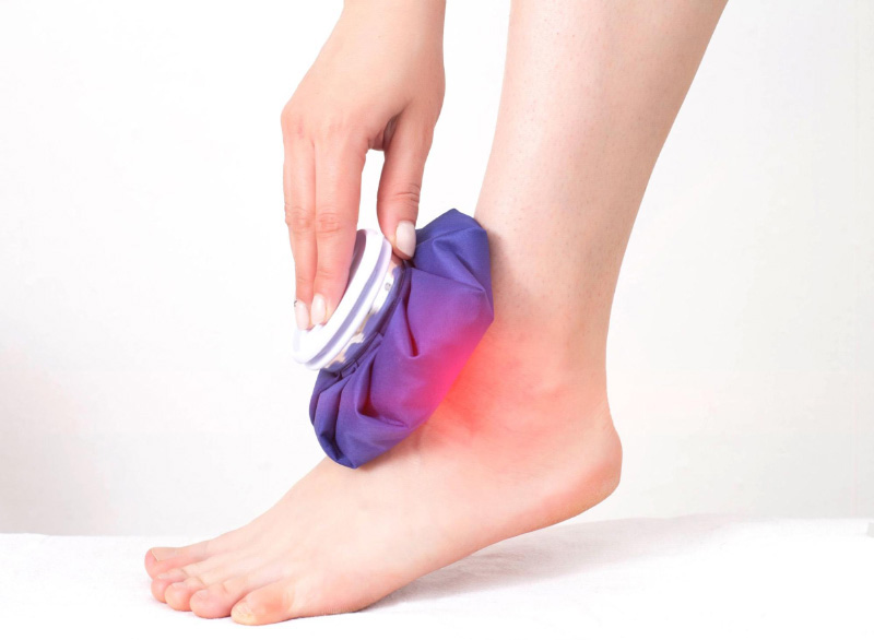 Chườm nóng chườm lạnh giảm đau khớp cổ chân