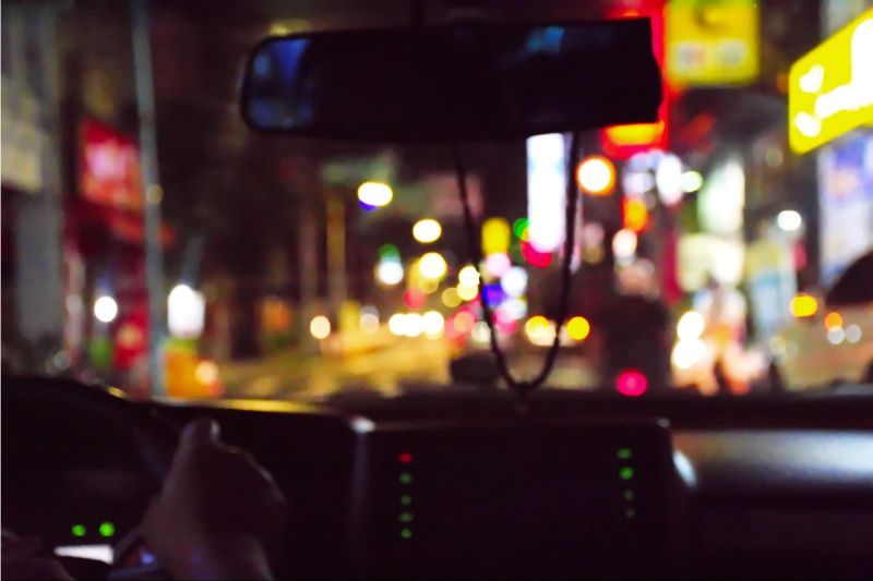Loạn thị sẽ gây nhiều khó khăn khi lái xe, nhất là trong điều kiện thiếu sáng.