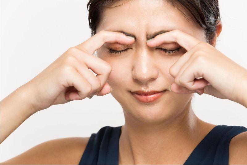 Massage mắt 2 - 4 lần/ngày để thư giãn giác mạc.
