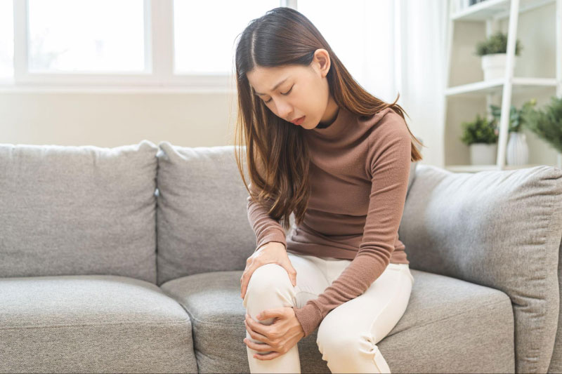 Người trẻ mắc viêm khớp gối do nhiễm khuẩn