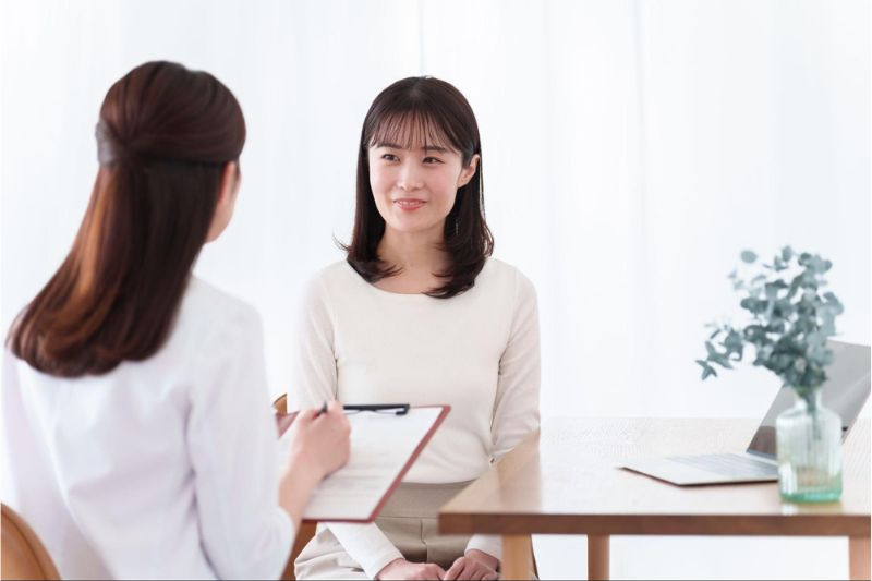 Nếu triệu chứng quá nặng, phụ nữ có thể tham khảo ý kiến bác sĩ để được tư vấn liệu pháp hormone hoặc các phương pháp hỗ trợ phù hợp