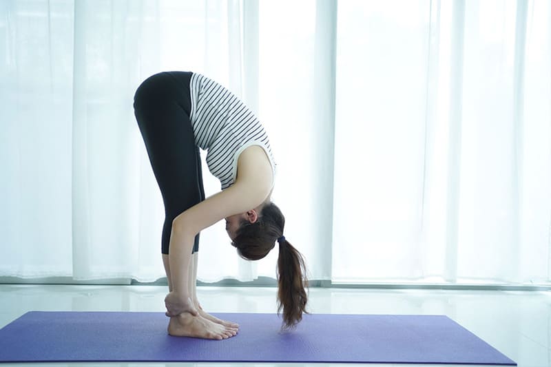 tư thế đứng cúi gập người