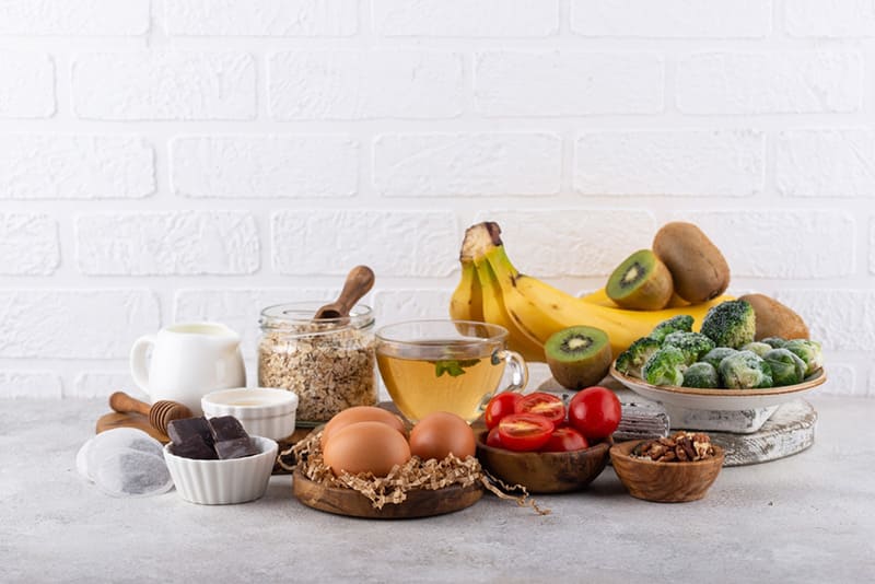 bổ sung thực phẩm tốt cho giấc ngủ và tránh ăn bữa trưa quá no