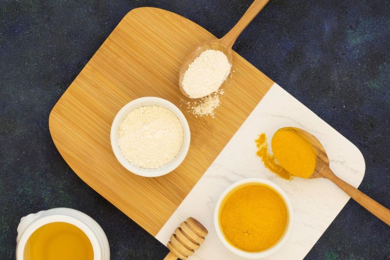 Tinh bột nghệ và bột sắn dây có thể phục hồi làn da xỉn màu.