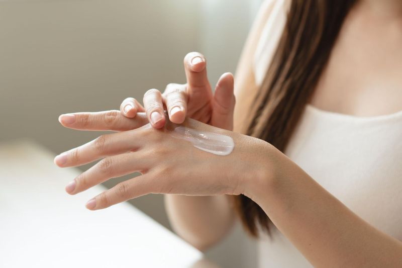 Dùng kem chống nắng để bảo vệ da tay