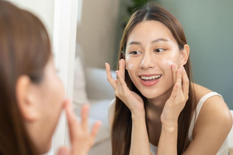 Thoa kem chống nắng sau khi dùng bia trị nám