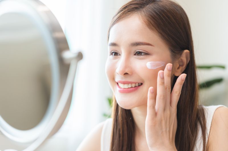 Trong quá trình dùng tỏi trị nám, bạn cần bôi kem chống nắng chỉ số SPF 50 trở lên mỗi khi ra ngoài để bảo vệ da khỏi tia UV.