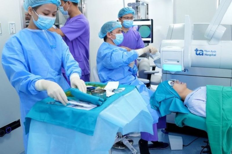 Loạn thị có khỏi được không? Loạn thị có thể chữa khỏi không? Bệnh có thể chữa khỏi bằng phẫu thuật SMILE Pro trên máy VISUMAX 800. - Ảnh: BVĐK Tâm Anh.
