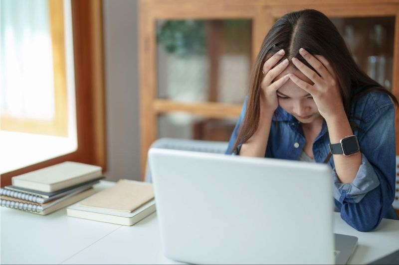 Làm việc với máy vi tính đòi hỏi nhìn gần trong thời gian dài khiến mắt bị rối loạn điều tiết.