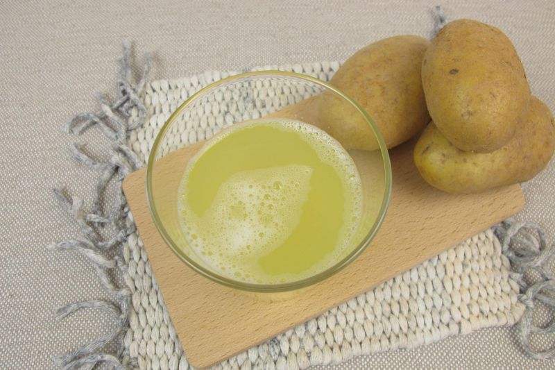 Thoa nước ép khoai tây sống giúp giảm thâm nám, cải thiện sức khỏe của làn da.