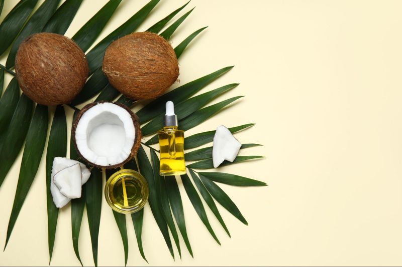 Dầu dừa có tác dụng dưỡng ẩm, làm mờ vết thâm mụn trên da một cách hiệu quả.