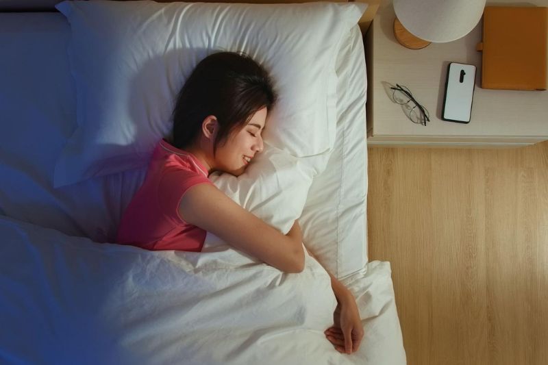 Người bị loạn thị nên ngủ đủ giấc để đảm bảo thời gian cho mắt nghỉ ngơi đủ mỗi ngày.