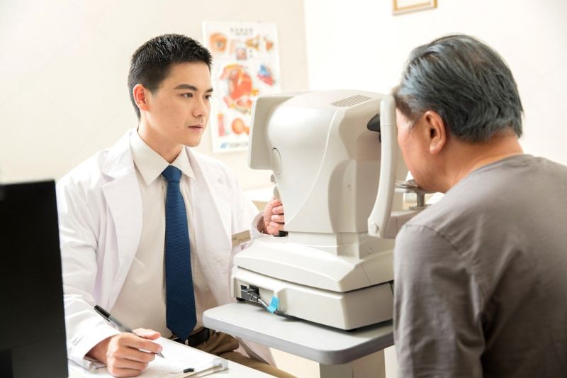 Loạn thị có mổ được không? Nếu đủ điều kiện mổ được loạn thị, sau phẫu thuật bạn nên thăm khám mắt theo lịch hẹn của bác sĩ để theo dõi sự phục hồi.